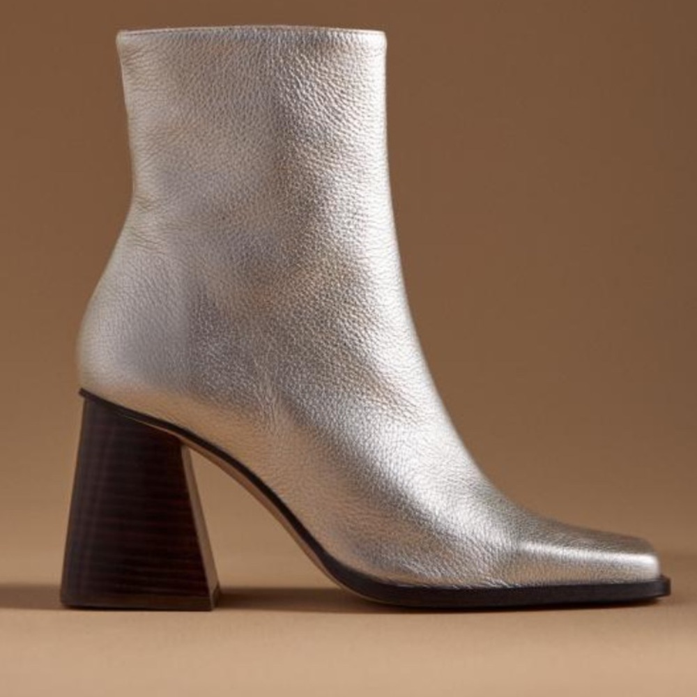 EUC ALOHAS South Shimmer Silver Leather Ankle Boots EU 40